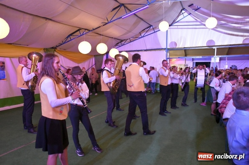 Zdjęcie w galerii na portalu naszraciborz.pl: Toby z Monachium porwał publiczność szymocickiego Oktoberfestu wiadomości z regionu