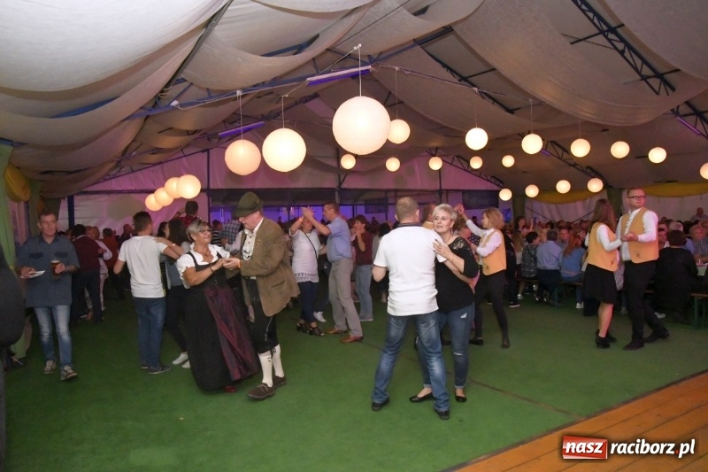 Zdjęcie w galerii na portalu naszraciborz.pl: Toby z Monachium porwał publiczność szymocickiego Oktoberfestu wiadomości z regionu