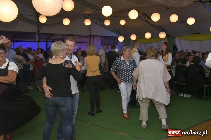 Zdjęcie w galerii na portalu naszraciborz.pl: Toby z Monachium porwał publiczność szymocickiego Oktoberfestu wiadomości z regionu