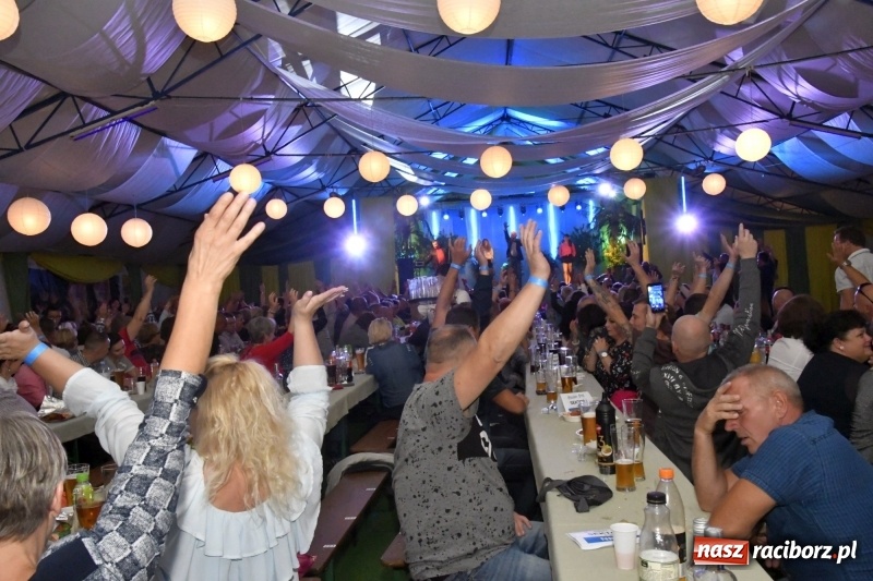 Zdjęcie w galerii na portalu naszraciborz.pl: Toby z Monachium porwał publiczność szymocickiego Oktoberfestu wiadomości z regionu