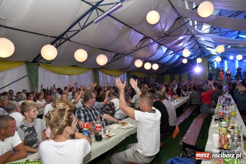 Zdjęcie w galerii na portalu naszraciborz.pl: Toby z Monachium porwał publiczność szymocickiego Oktoberfestu wiadomości z regionu