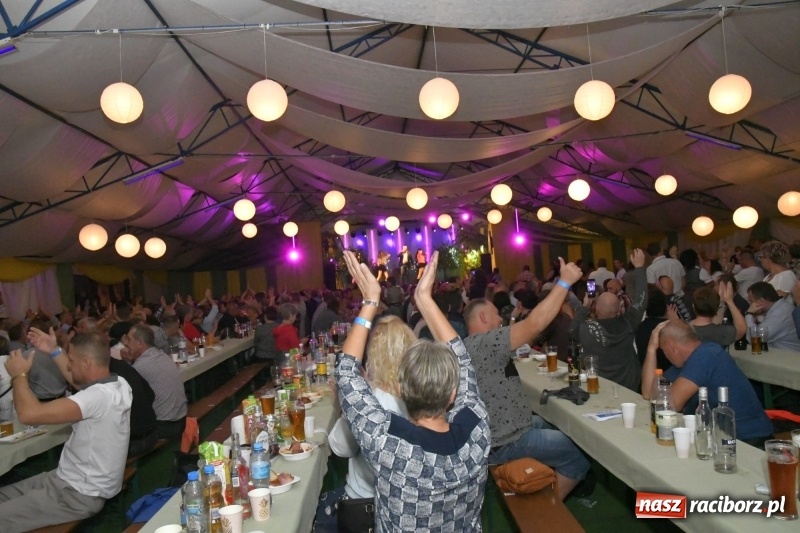 Zdjęcie w galerii na portalu naszraciborz.pl: Toby z Monachium porwał publiczność szymocickiego Oktoberfestu wiadomości z regionu