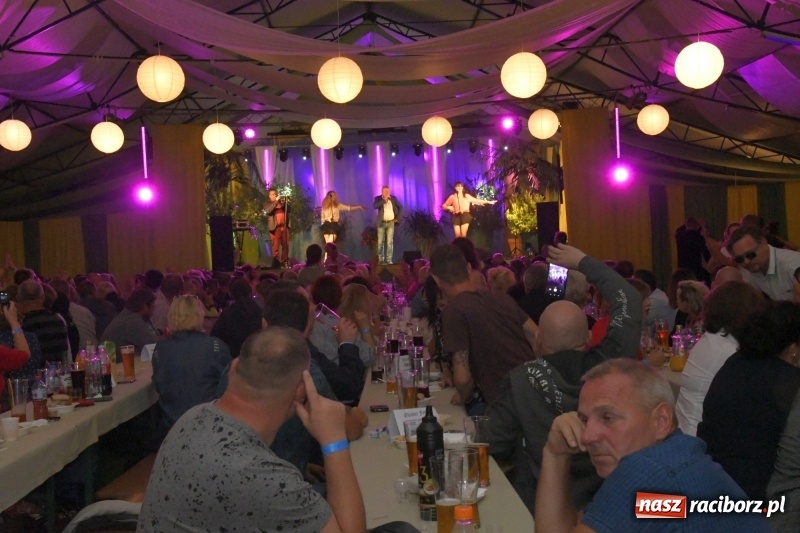 Zdjęcie w galerii na portalu naszraciborz.pl: Toby z Monachium porwał publiczność szymocickiego Oktoberfestu wiadomości z regionu