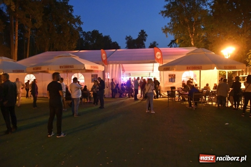 Zdjęcie w galerii na portalu naszraciborz.pl: Toby z Monachium porwał publiczność szymocickiego Oktoberfestu wiadomości z regionu