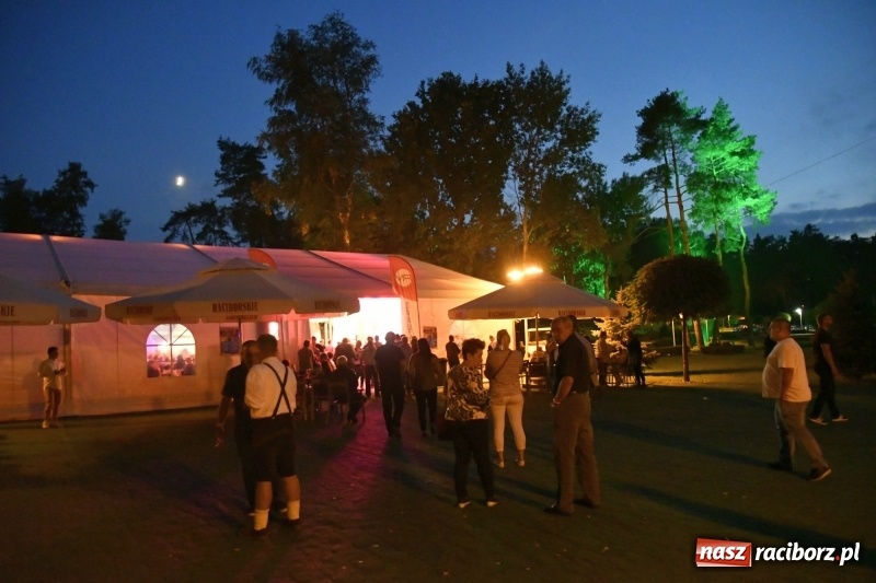 Zdjęcie w galerii na portalu naszraciborz.pl: Toby z Monachium porwał publiczność szymocickiego Oktoberfestu wiadomości z regionu