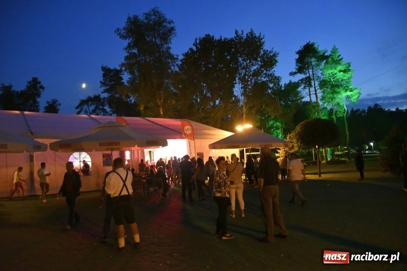 Zdjęcie w galerii na portalu naszraciborz.pl: Toby z Monachium porwał publiczność szymocickiego Oktoberfestu wiadomości z regionu