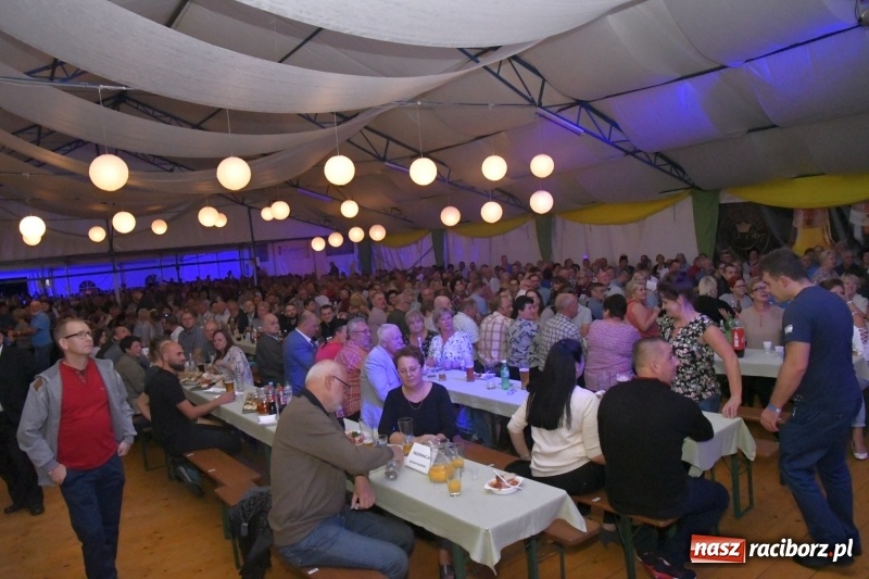 Zdjęcie w galerii na portalu naszraciborz.pl: Toby z Monachium porwał publiczność szymocickiego Oktoberfestu wiadomości z regionu