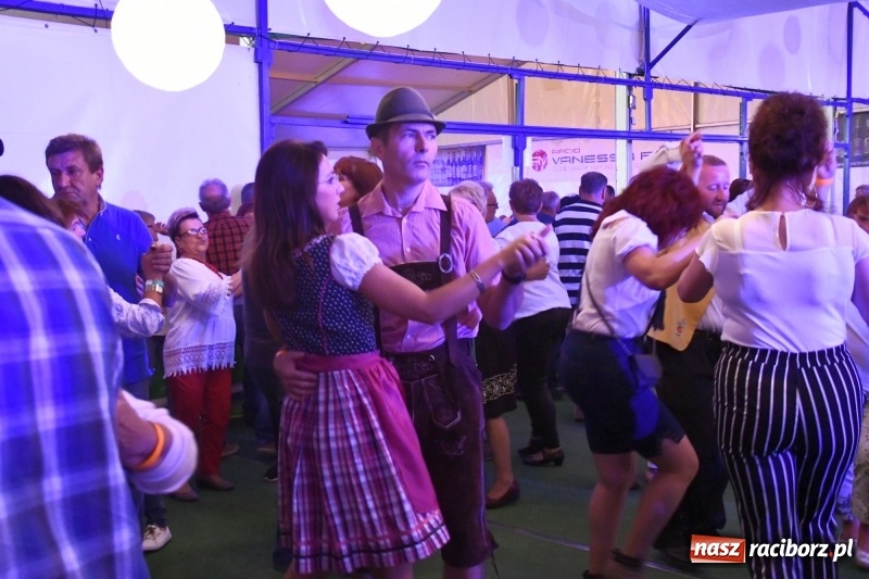 Zdjęcie w galerii na portalu naszraciborz.pl: Toby z Monachium porwał publiczność szymocickiego Oktoberfestu wiadomości z regionu