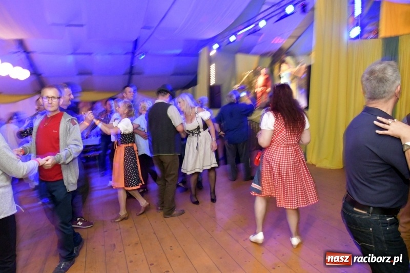 Zdjęcie w galerii na portalu naszraciborz.pl: Toby z Monachium porwał publiczność szymocickiego Oktoberfestu wiadomości z regionu