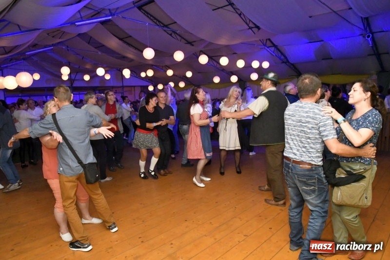 Zdjęcie w galerii na portalu naszraciborz.pl: Toby z Monachium porwał publiczność szymocickiego Oktoberfestu wiadomości z regionu