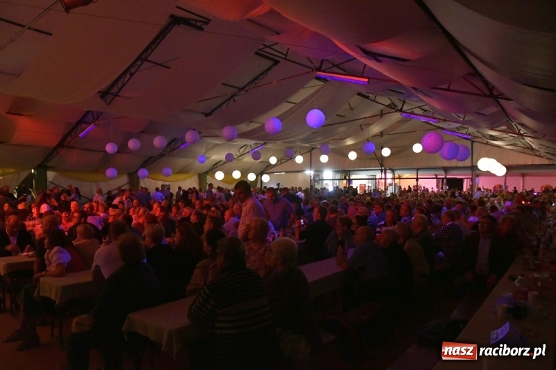 Zdjęcie w galerii na portalu naszraciborz.pl: Toby z Monachium porwał publiczność szymocickiego Oktoberfestu wiadomości z regionu