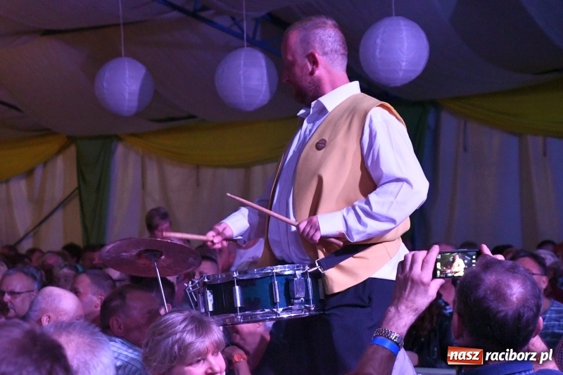 Zdjęcie w galerii na portalu naszraciborz.pl: Toby z Monachium porwał publiczność szymocickiego Oktoberfestu wiadomości z regionu