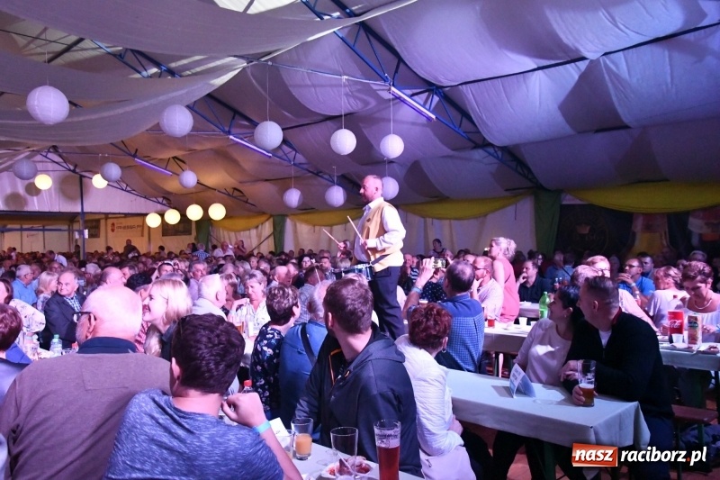 Zdjęcie w galerii na portalu naszraciborz.pl: Toby z Monachium porwał publiczność szymocickiego Oktoberfestu wiadomości z regionu