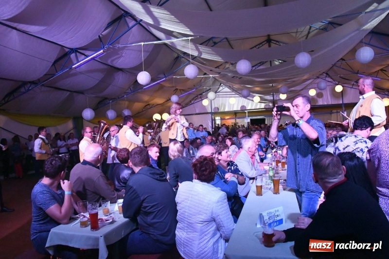 Zdjęcie w galerii na portalu naszraciborz.pl: Toby z Monachium porwał publiczność szymocickiego Oktoberfestu wiadomości z regionu