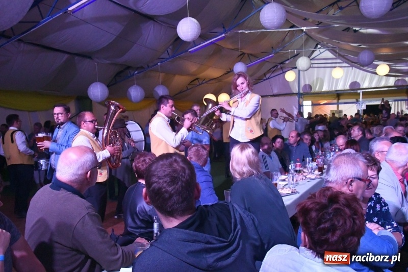 Zdjęcie w galerii na portalu naszraciborz.pl: Toby z Monachium porwał publiczność szymocickiego Oktoberfestu wiadomości z regionu