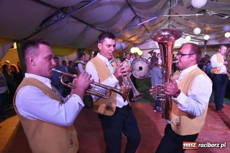 Zdjęcie w galerii na portalu naszraciborz.pl: Toby z Monachium porwał publiczność szymocickiego Oktoberfestu wiadomości z regionu