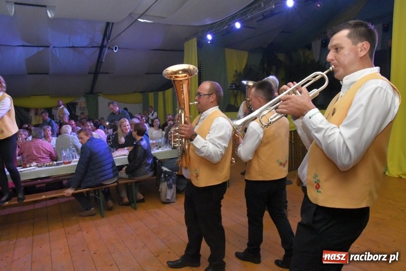 Zdjęcie w galerii na portalu naszraciborz.pl: Toby z Monachium porwał publiczność szymocickiego Oktoberfestu wiadomości z regionu