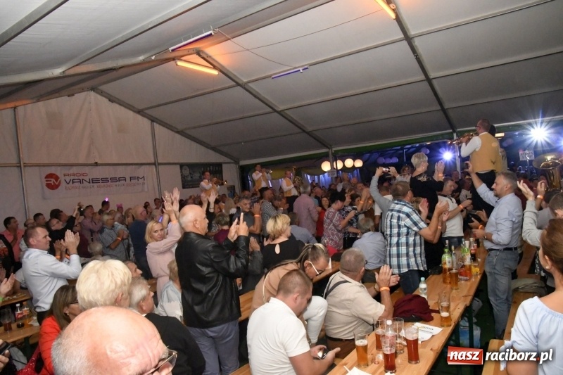 Zdjęcie w galerii na portalu naszraciborz.pl: Toby z Monachium porwał publiczność szymocickiego Oktoberfestu wiadomości z regionu