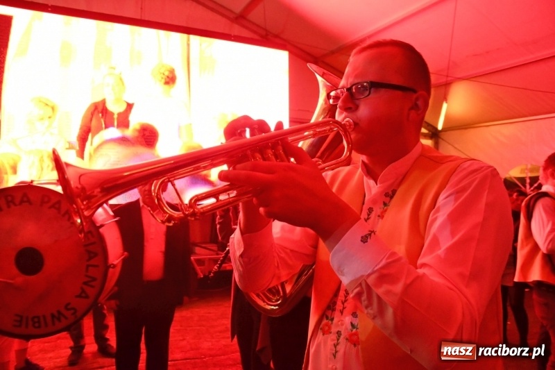 Zdjęcie w galerii na portalu naszraciborz.pl: Toby z Monachium porwał publiczność szymocickiego Oktoberfestu wiadomości z regionu