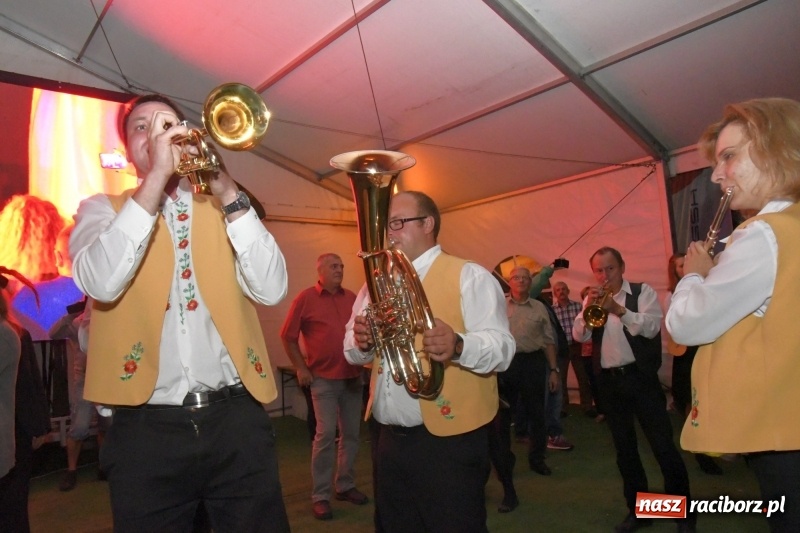 Zdjęcie w galerii na portalu naszraciborz.pl: Toby z Monachium porwał publiczność szymocickiego Oktoberfestu wiadomości z regionu