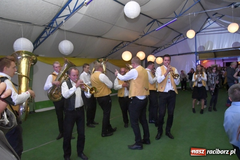 Zdjęcie w galerii na portalu naszraciborz.pl: Toby z Monachium porwał publiczność szymocickiego Oktoberfestu wiadomości z regionu