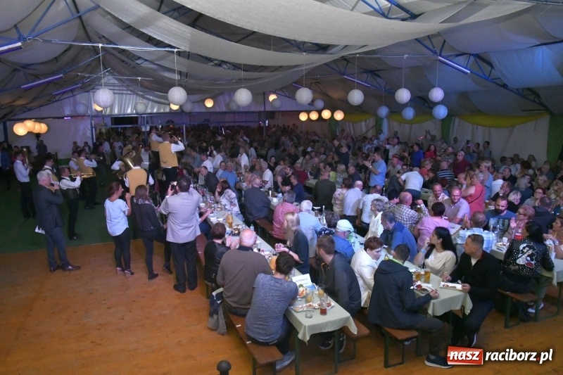 Zdjęcie w galerii na portalu naszraciborz.pl: Toby z Monachium porwał publiczność szymocickiego Oktoberfestu wiadomości z regionu