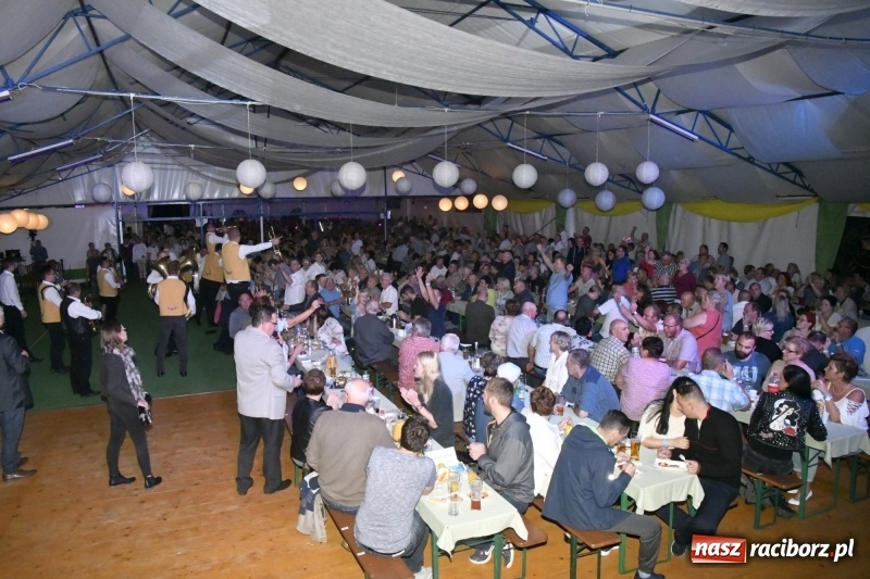 Zdjęcie w galerii na portalu naszraciborz.pl: Toby z Monachium porwał publiczność szymocickiego Oktoberfestu wiadomości z regionu