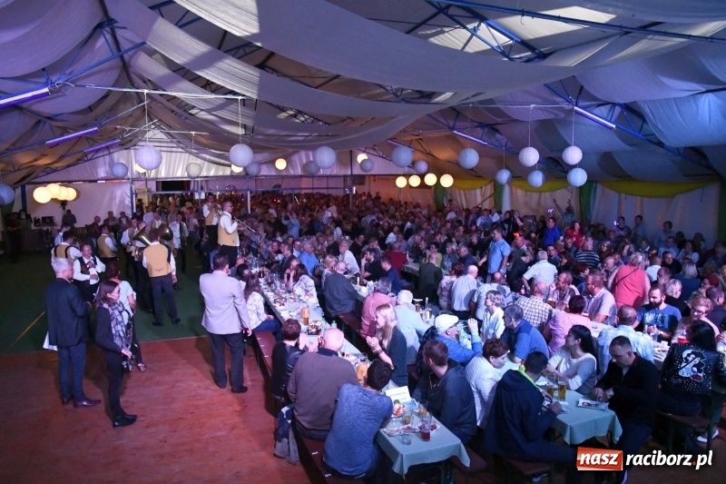 Zdjęcie w galerii na portalu naszraciborz.pl: Toby z Monachium porwał publiczność szymocickiego Oktoberfestu wiadomości z regionu