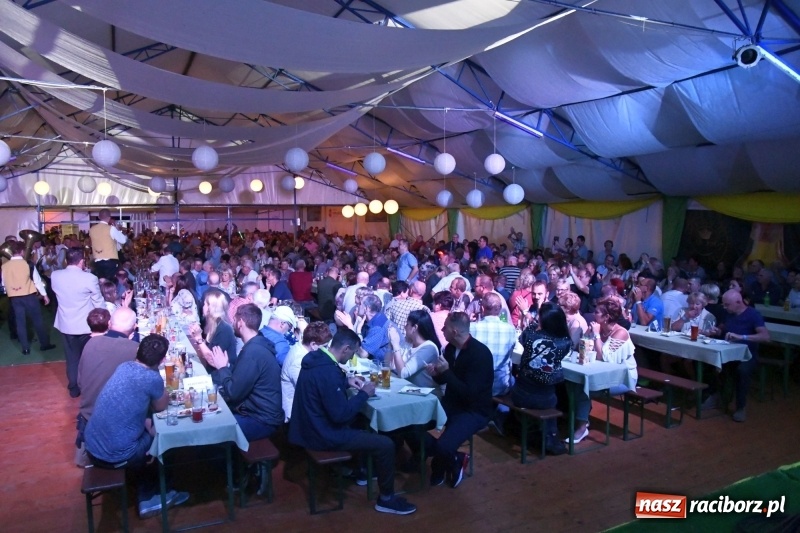 Zdjęcie w galerii na portalu naszraciborz.pl: Toby z Monachium porwał publiczność szymocickiego Oktoberfestu wiadomości z regionu