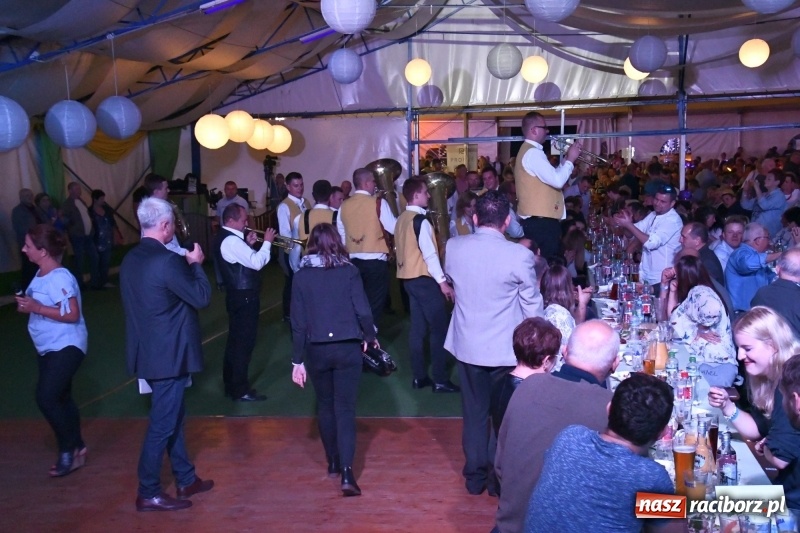 Zdjęcie w galerii na portalu naszraciborz.pl: Toby z Monachium porwał publiczność szymocickiego Oktoberfestu wiadomości z regionu