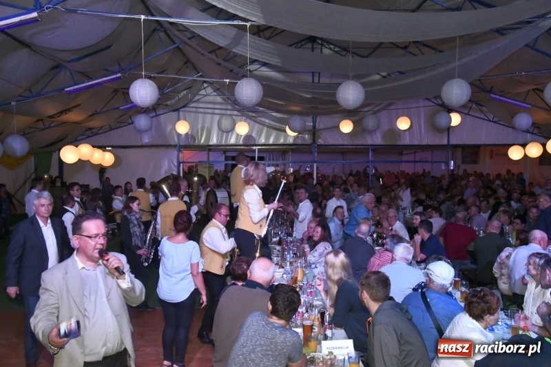 Zdjęcie w galerii na portalu naszraciborz.pl: Toby z Monachium porwał publiczność szymocickiego Oktoberfestu wiadomości z regionu