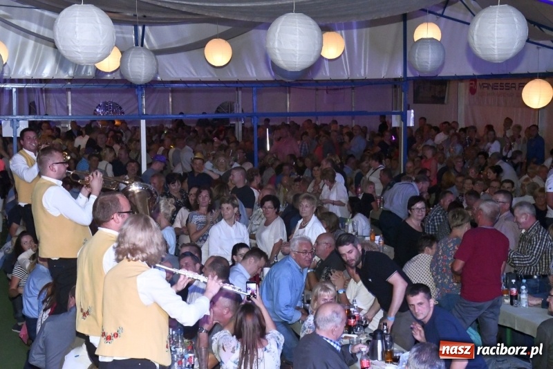 Zdjęcie w galerii na portalu naszraciborz.pl: Toby z Monachium porwał publiczność szymocickiego Oktoberfestu wiadomości z regionu