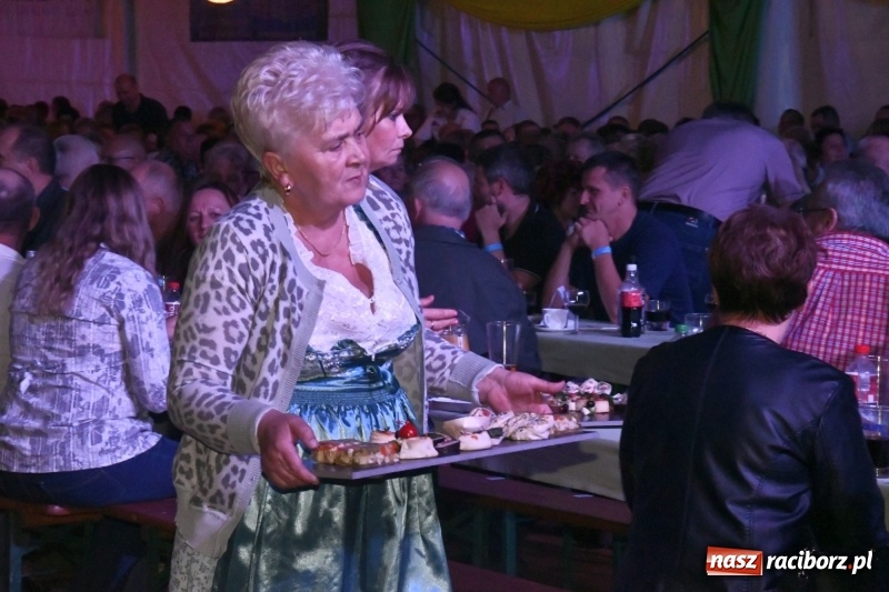 Zdjęcie w galerii na portalu naszraciborz.pl: Toby z Monachium porwał publiczność szymocickiego Oktoberfestu wiadomości z regionu