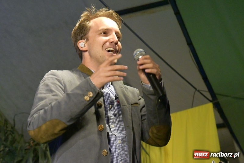 Zdjęcie w galerii na portalu naszraciborz.pl: Toby z Monachium porwał publiczność szymocickiego Oktoberfestu wiadomości z regionu