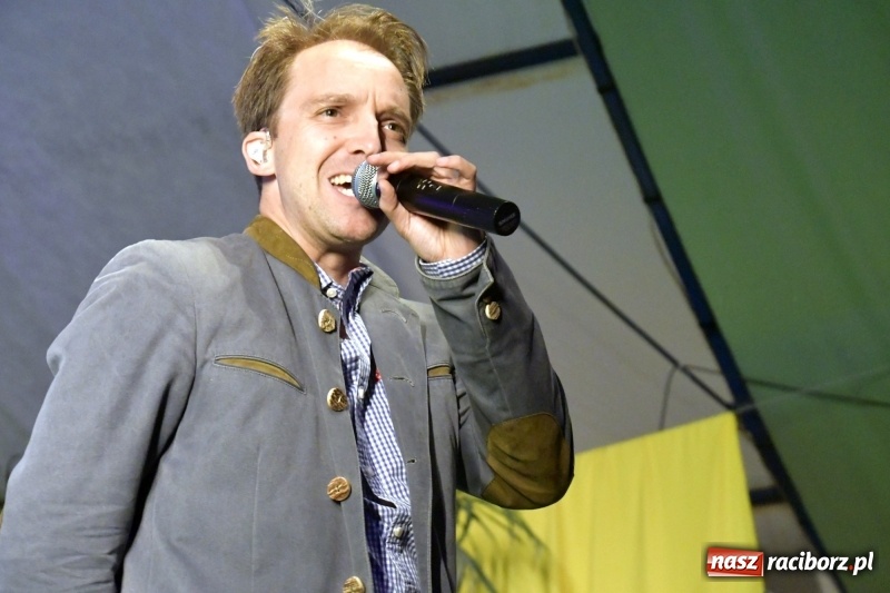Zdjęcie w galerii na portalu naszraciborz.pl: Toby z Monachium porwał publiczność szymocickiego Oktoberfestu wiadomości z regionu