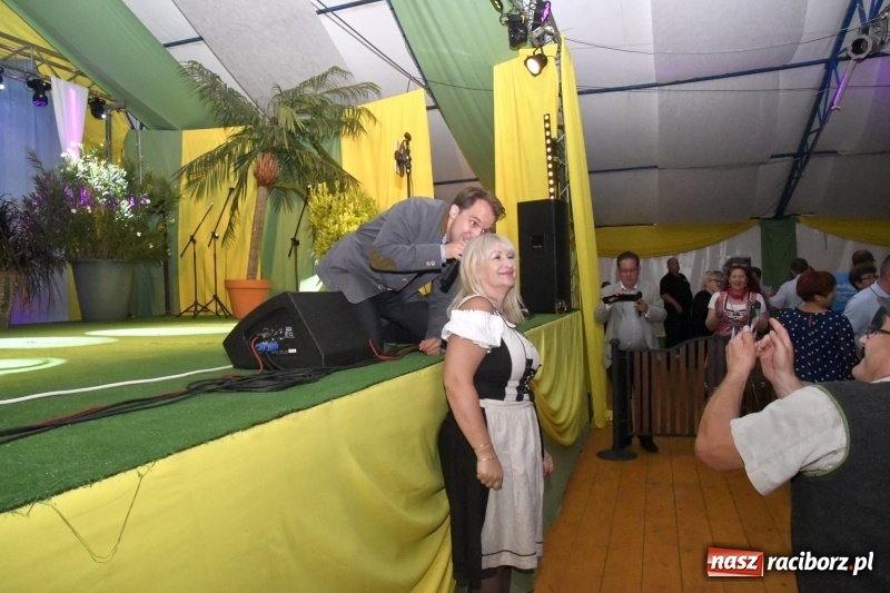 Zdjęcie w galerii na portalu naszraciborz.pl: Toby z Monachium porwał publiczność szymocickiego Oktoberfestu wiadomości z regionu