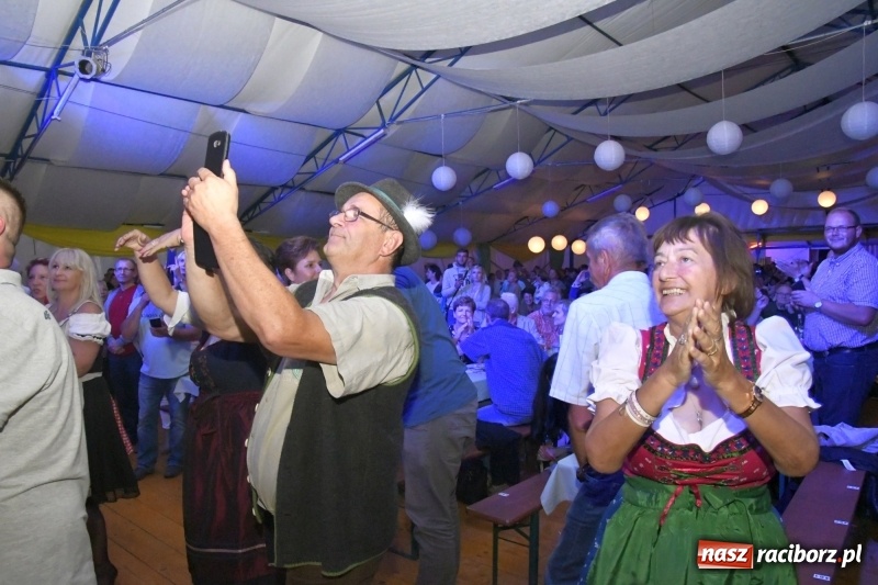 Zdjęcie w galerii na portalu naszraciborz.pl: Toby z Monachium porwał publiczność szymocickiego Oktoberfestu wiadomości z regionu