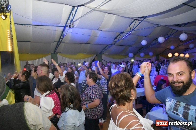 Zdjęcie w galerii na portalu naszraciborz.pl: Toby z Monachium porwał publiczność szymocickiego Oktoberfestu wiadomości z regionu