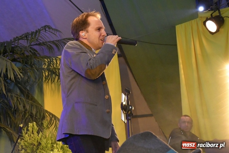 Zdjęcie w galerii na portalu naszraciborz.pl: Toby z Monachium porwał publiczność szymocickiego Oktoberfestu wiadomości z regionu