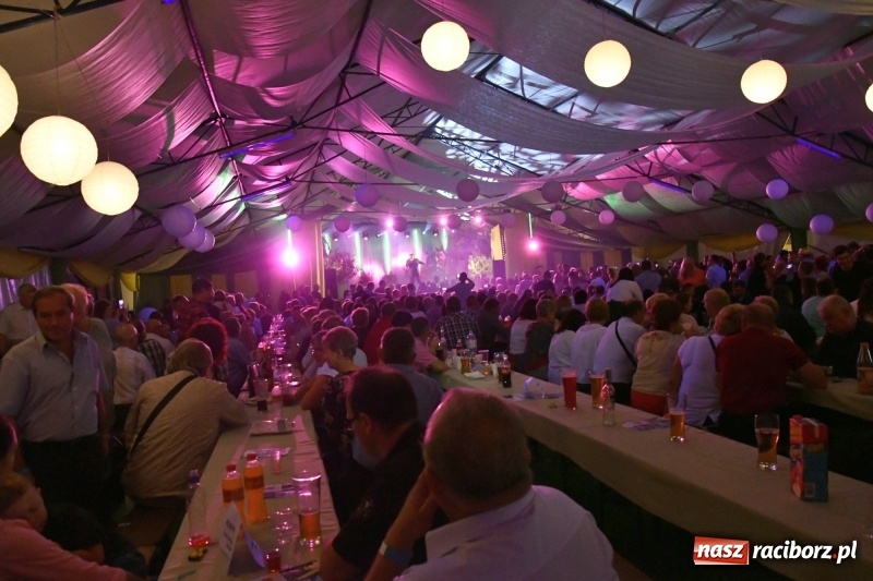 Zdjęcie w galerii na portalu naszraciborz.pl: Toby z Monachium porwał publiczność szymocickiego Oktoberfestu wiadomości z regionu