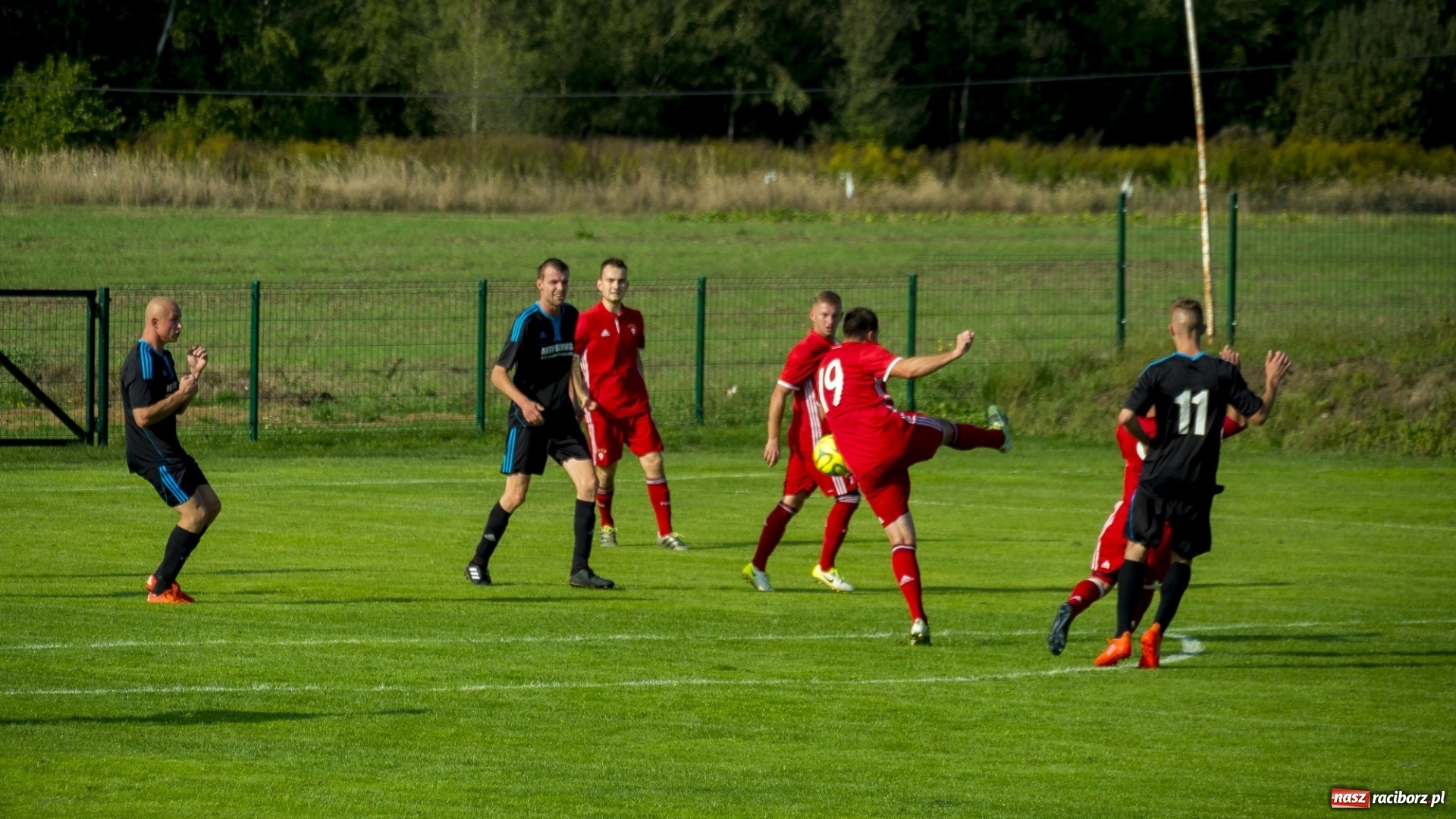 Zdjęcie w galerii na portalu naszraciborz.pl: Rollercoaster w Raszczycach. Kobyla z kompletem punktów wiadomości z regionu