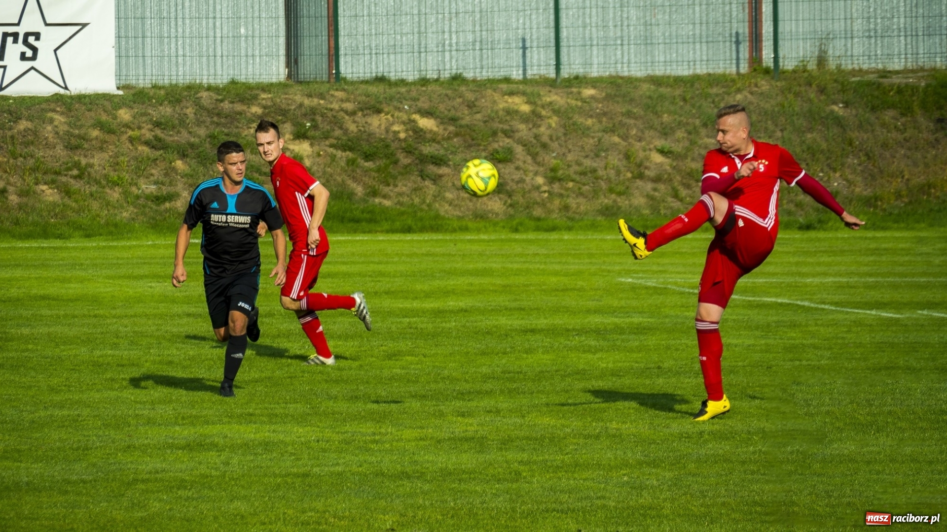 Zdjęcie w galerii na portalu naszraciborz.pl: Rollercoaster w Raszczycach. Kobyla z kompletem punktów wiadomości z regionu