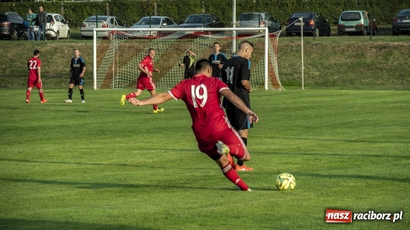 Zdjęcie w galerii na portalu naszraciborz.pl: Rollercoaster w Raszczycach. Kobyla z kompletem punktów wiadomości z regionu