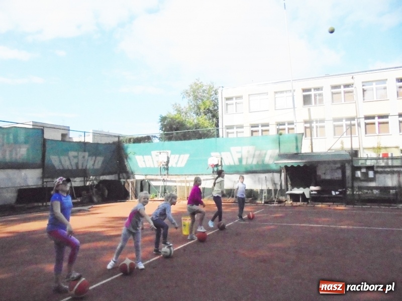 Zdjęcie w galerii na portalu naszraciborz.pl: Łucja Rucińska z pucharem NSZZ Solidarność Rafako do lat 12 wiadomości z regionu