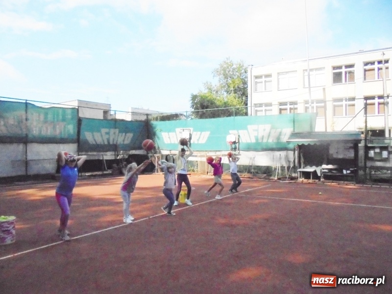 Zdjęcie w galerii na portalu naszraciborz.pl: Łucja Rucińska z pucharem NSZZ Solidarność Rafako do lat 12 wiadomości z regionu