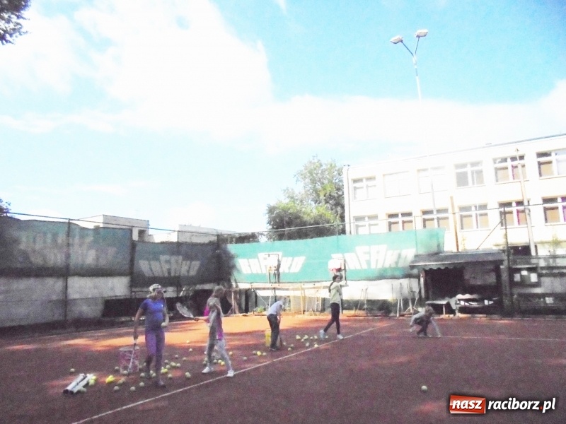 Zdjęcie w galerii na portalu naszraciborz.pl: Łucja Rucińska z pucharem NSZZ Solidarność Rafako do lat 12 wiadomości z regionu