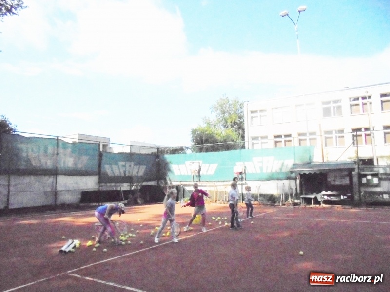 Zdjęcie w galerii na portalu naszraciborz.pl: Łucja Rucińska z pucharem NSZZ Solidarność Rafako do lat 12 wiadomości z regionu