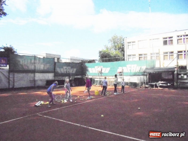 Zdjęcie w galerii na portalu naszraciborz.pl: Łucja Rucińska z pucharem NSZZ Solidarność Rafako do lat 12 wiadomości z regionu