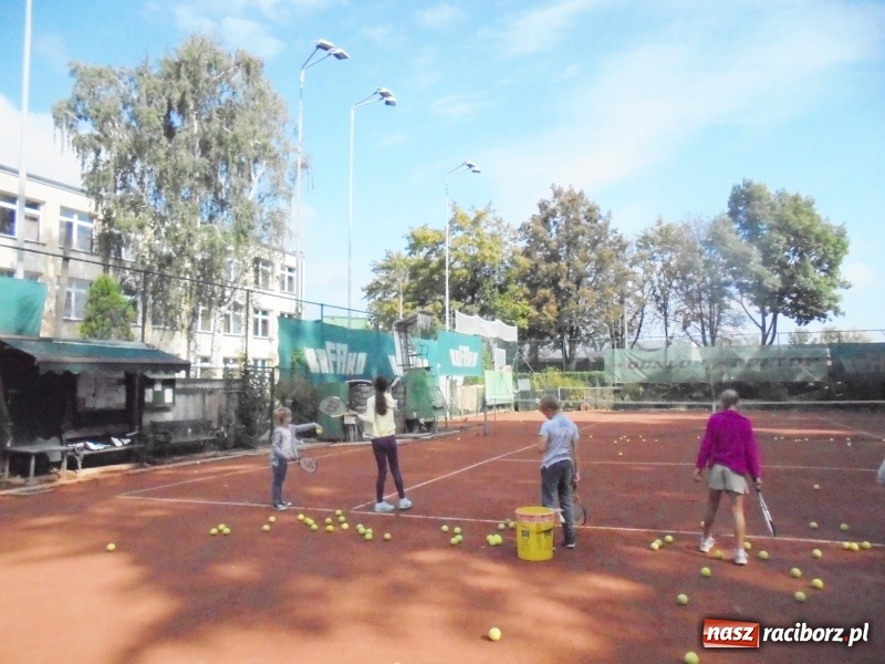Zdjęcie w galerii na portalu naszraciborz.pl: Łucja Rucińska z pucharem NSZZ Solidarność Rafako do lat 12 wiadomości z regionu