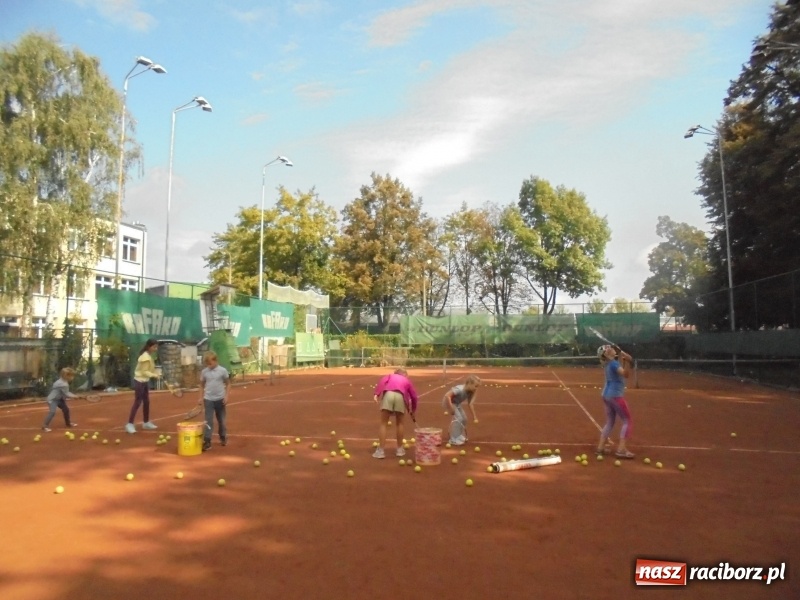 Zdjęcie w galerii na portalu naszraciborz.pl: Łucja Rucińska z pucharem NSZZ Solidarność Rafako do lat 12 wiadomości z regionu